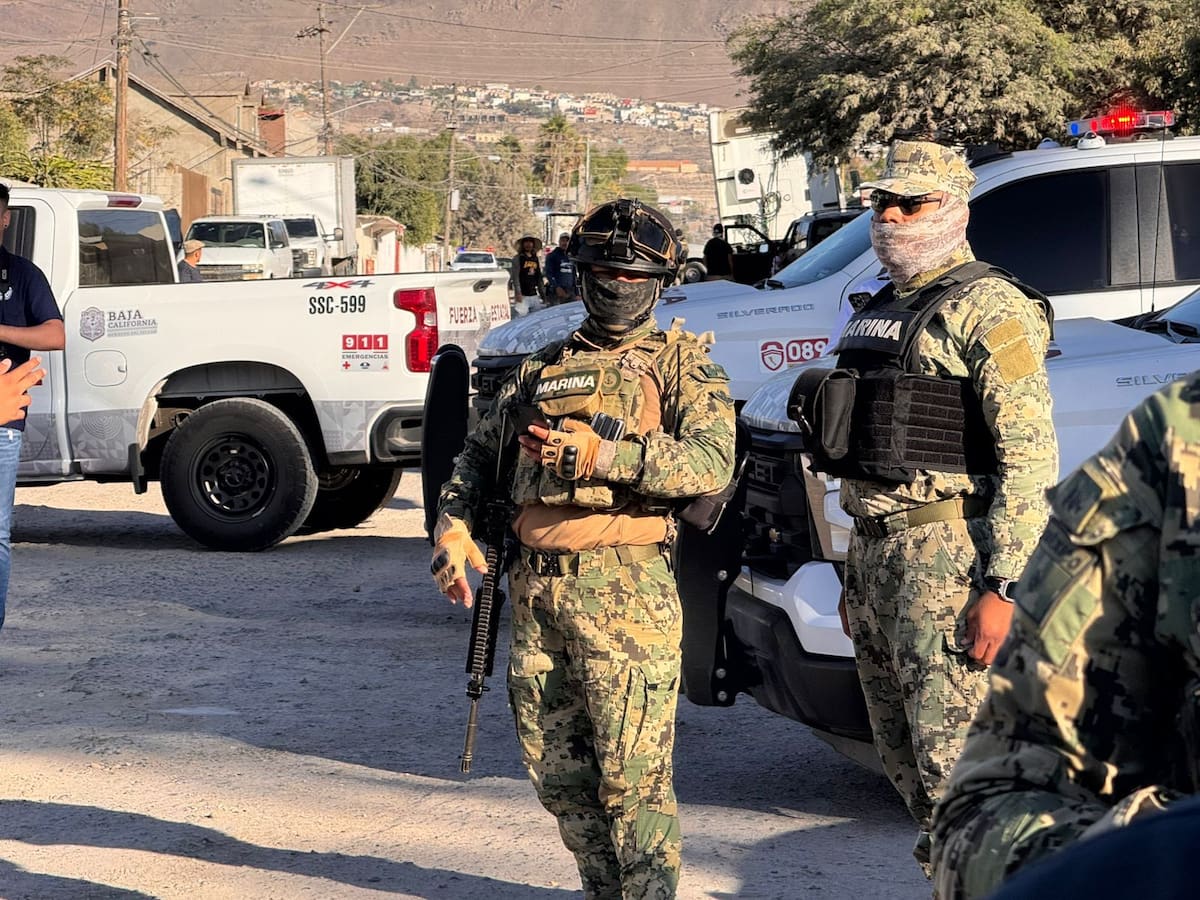 Elementos de distintas corporaciones de seguridad mantienen un operativo afuera de la clínica Jireth, ubicada en la colonia Ejido Matamoros, donde se realizan diligencias cuyo motivo aún no ha sido informado oficialmente. Foto: Cortesía / Border Zoom