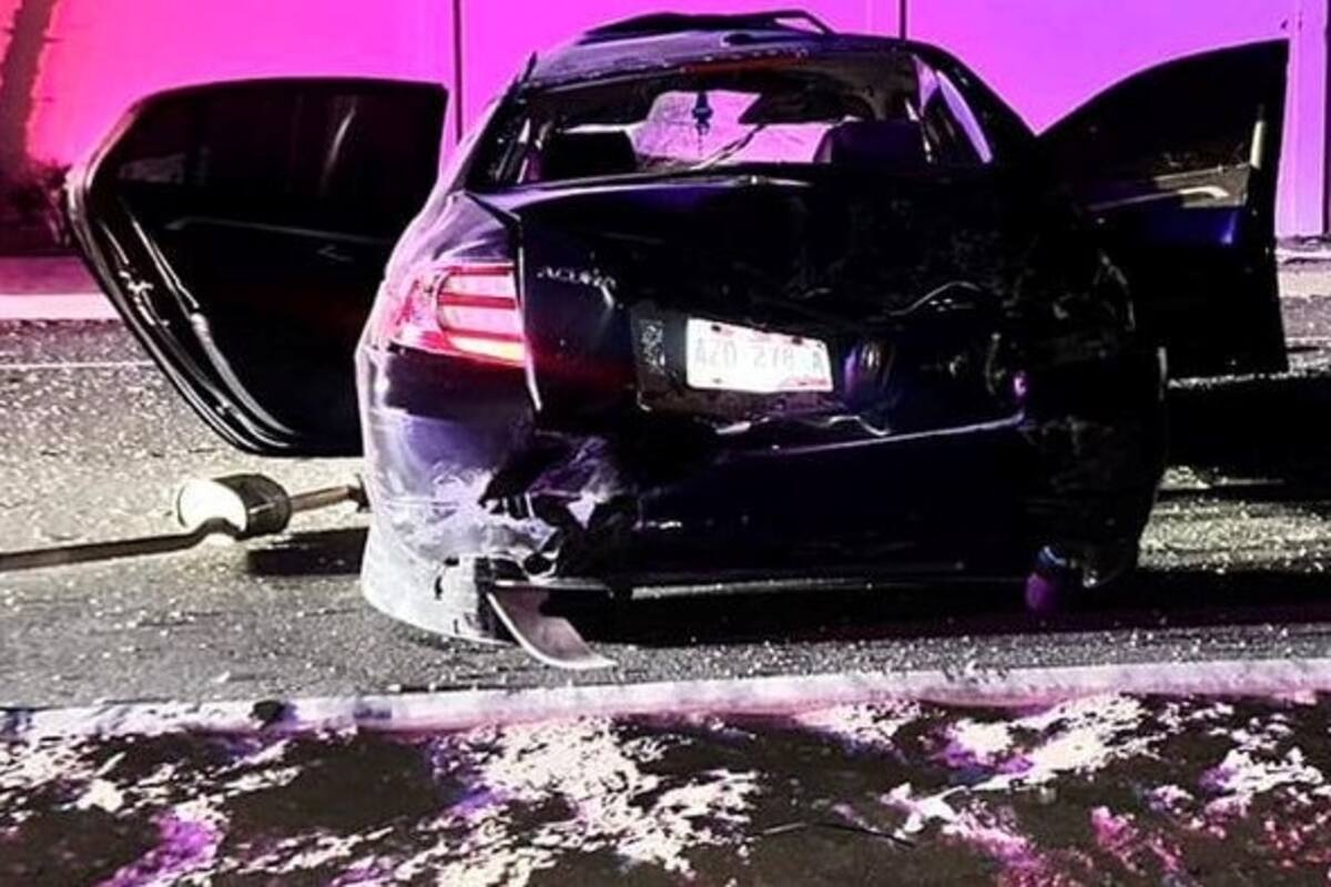 Choca contra poste de CFE, daña cerco de fraccionamiento y huye del lugar