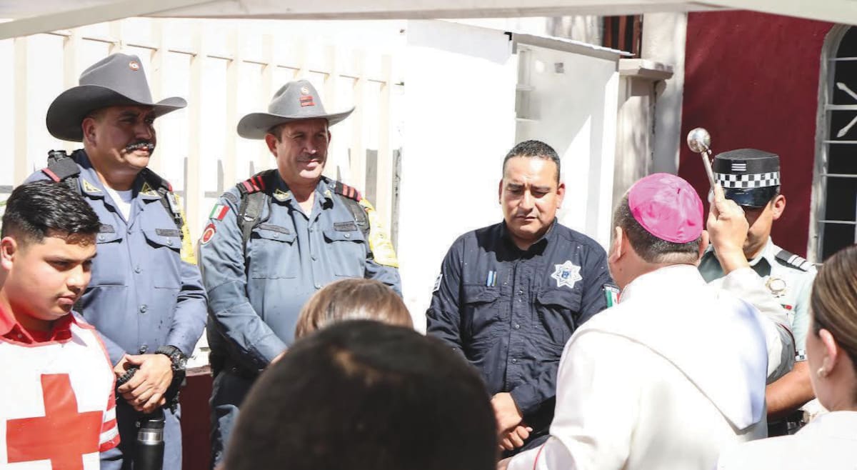 El obispo de Nogales, José Luis Cerra Luna, durante la bendición en el arranque del “Operativo Peregrino”. FOTO: MANUEL JIMÉNEZ