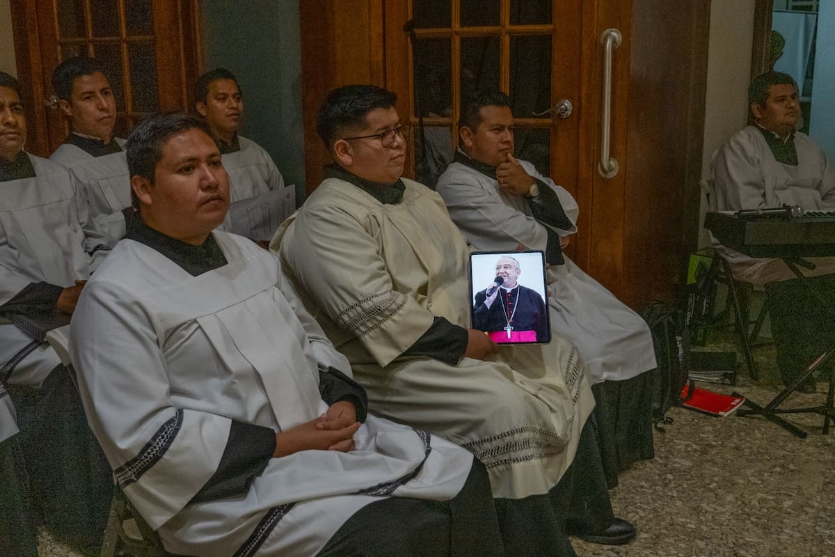 Sacerdotes refrendaron su compromiso de solidarizarse con familias víctimas de la violencia y resaltaron el legado del arzobispo. Foto: Border Zoom