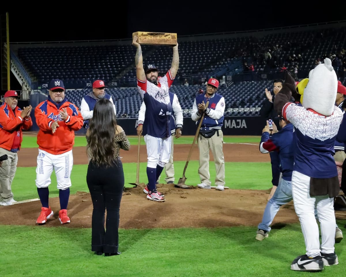 Jake Sánchez recibió la placa de la lomita de pitcheo del Estadio 'Nido de los Águilas' tras lograr la hazaña de 135 salvamentos de por vida. (Foto: Javier Gallegos)