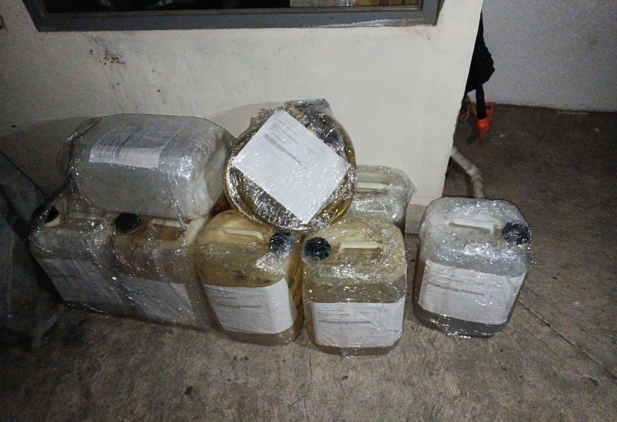 En la cajuela del automóvil fueron localizados galones con capacidad conjunta de 60 litros, utilizados presuntamente para transportar combustible. Foto: Cortesía