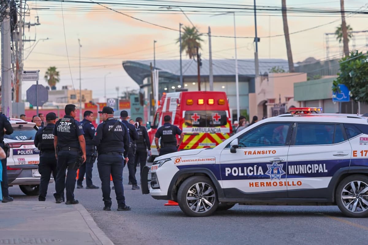 Incendio en Hermosillo deja a una mujer de 60 años intoxicada y daños en un minisúper de la colonia San Benito