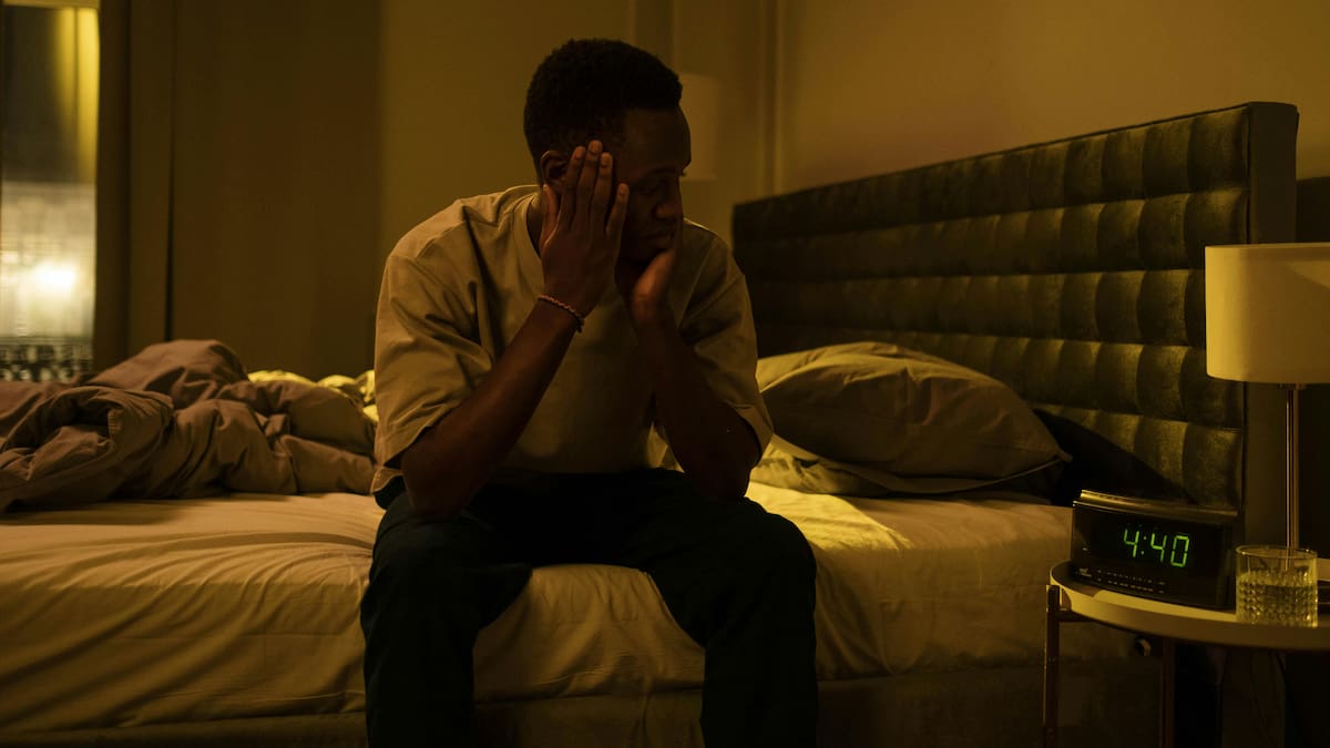 Despertar por la noche para orinar podría aumentar el riesgo de hipertensión, revela estudio