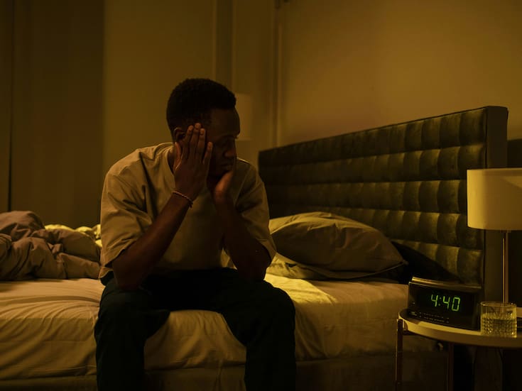 Despertar por la noche para orinar podría aumentar el riesgo de hipertensión, revela estudio