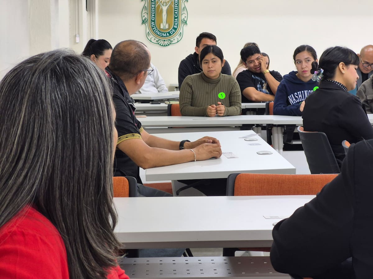 Estudiantes de la UABC participaron en mesas de diálogo organizadas por el INE para debatir temas de ciudadanía, liderazgo juvenil, participación social y prevención de la violencia política de género. Foto: Michelle Castillo.