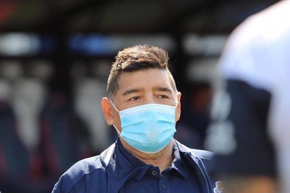 Maradona se someterá a pruebas de Covid-19 por abrazar a futbolista infectado
