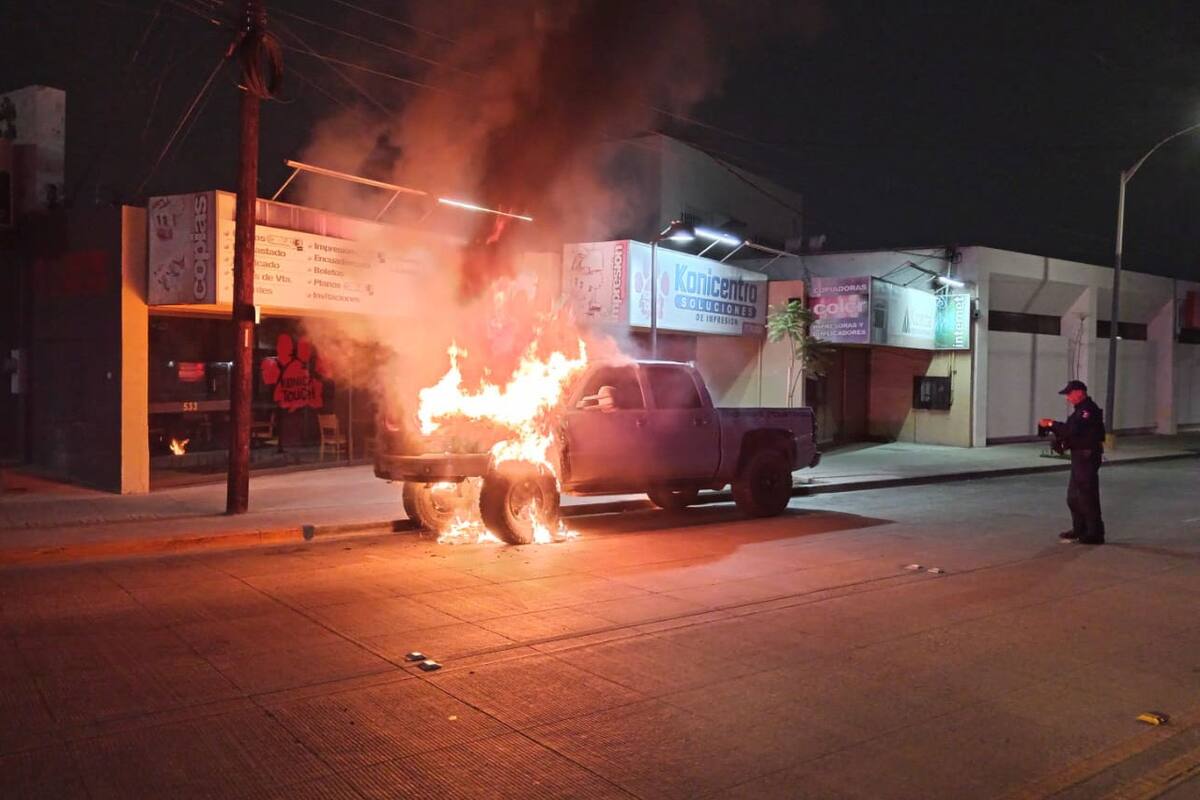 Incendian pick up en la zona Centro de Ensenada