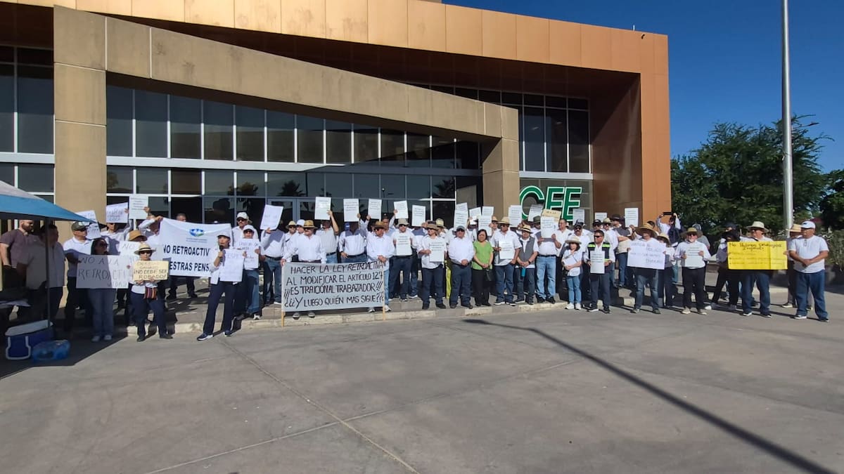 Ex trabajadores de la Comisión Federal de Electricidad (CFE) salieron a las calles este miércoles para manifestarse l Foto: Said Morones