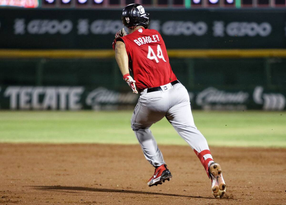 El juego se puso bueno cuando los bureles batearon en el quinto acto al timbrar otras tres ocasiones con doble de Aderlín Rodríguez que empujó a Castro y Nick Williams y enseguida Bobby Bradley la puso contra la barda del jardín derecho para que Rodríguez llegara sin problemas para acortar la desventaja con el 7-5 en el pizarrón.