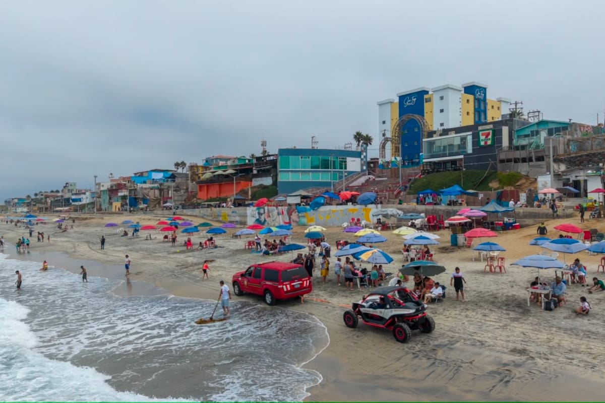 Atardecer cálido llena de visitantes las playas de Tijuana este sábado