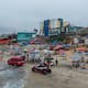 Atardecer cálido llena de visitantes las playas de Tijuana este sábado