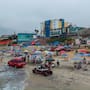 Atardecer cálido llena de visitantes las playas de Tijuana este sábado