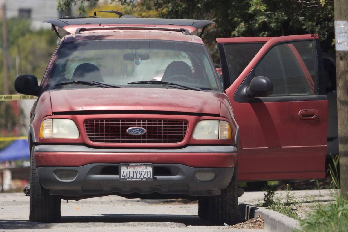 Encuentran dos cadáveres en una camioneta