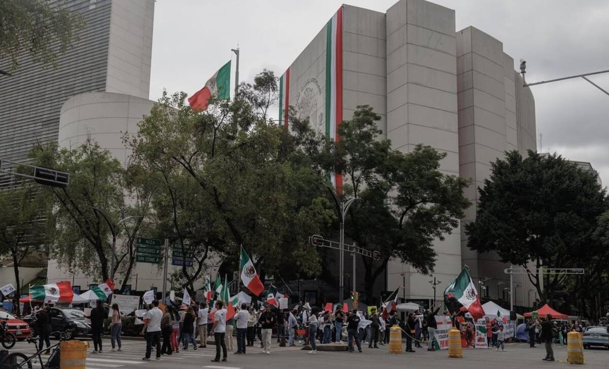 Manifestantes fuera del Senado este domingo. | Crédito: El Universal