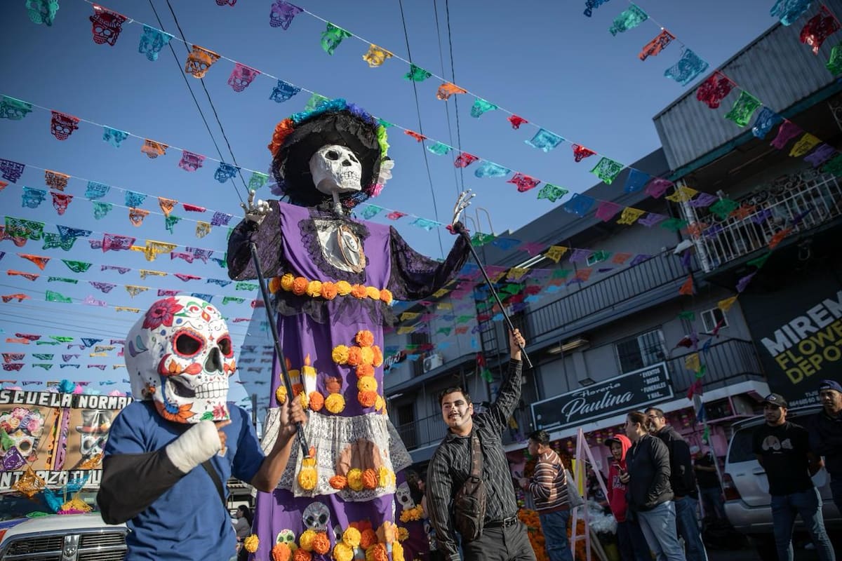 Miles disfrutan el tercer desfile tradicional del Día de Muertos en la Zona Centro de Tijuana