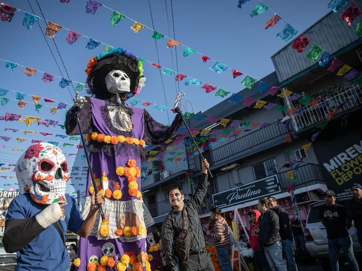 Miles disfrutan el tercer desfile tradicional del Día de Muertos en la Zona Centro de Tijuana