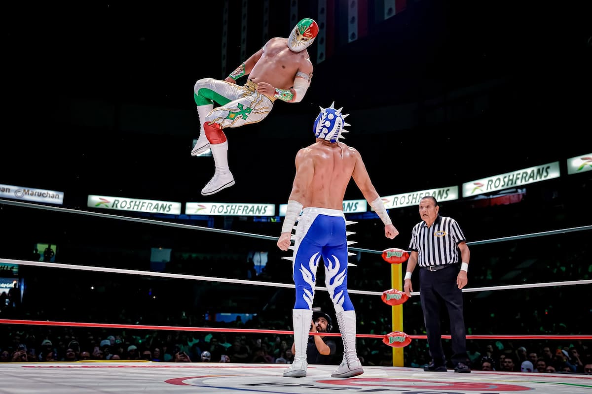 El Místico vuela para caer sobre Soberano Jr. (Foto: CMLL)