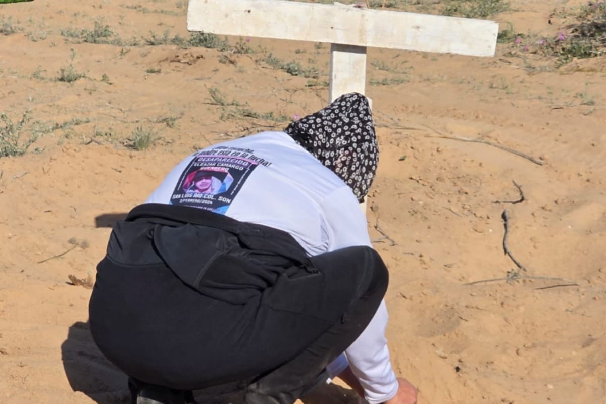 Colocan veladoras y cruces en zona de fosas clandestinas durante búsqueda en San Luis Río Colorado