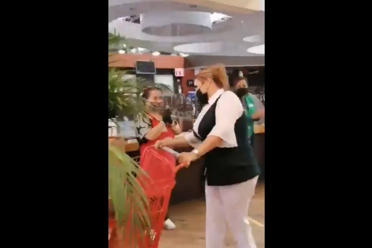 VIDEO: Empleados de supermercado ovacionan y agradecen a enfermera en Torreón