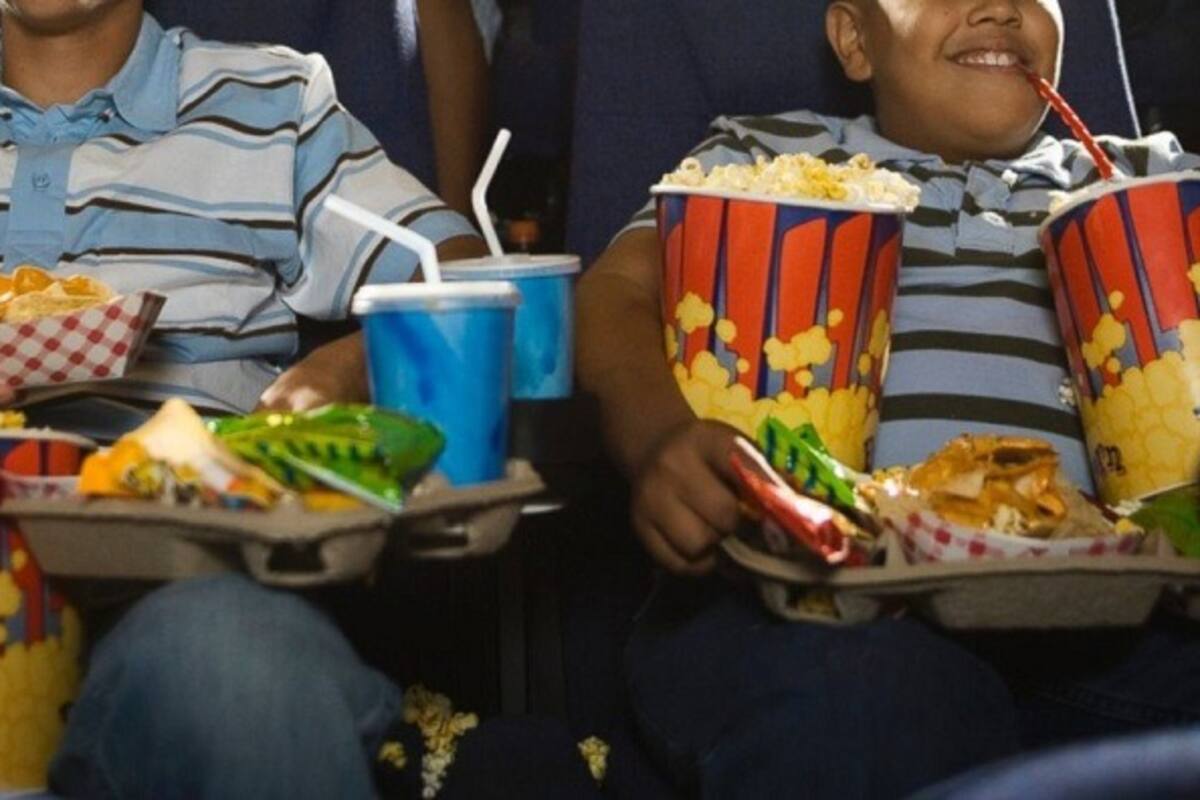 VIDEO: Joven se indigna en el cine al no permitirle ingresar con comida de fuera