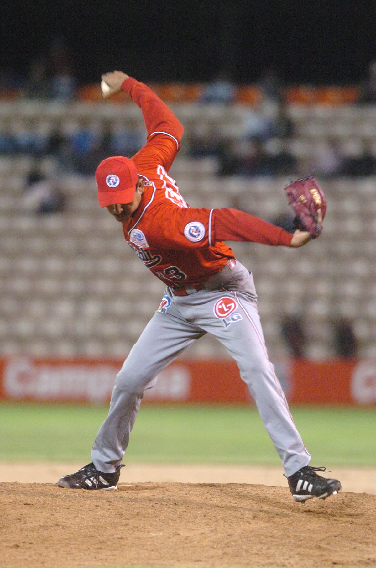 Isidro Márquez pitchando para los Águilas de Mexicali en la temporada 2006-07. (Foto: Archivo GH)