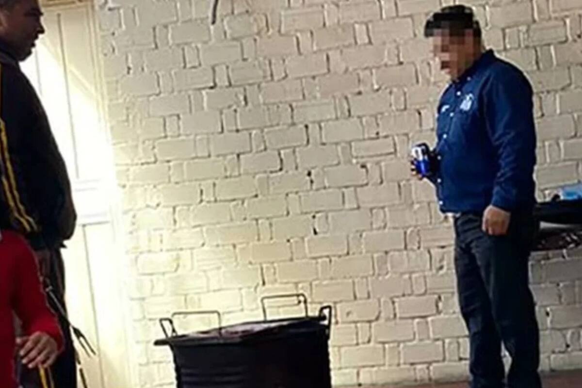 Director saca los botes y asador en pleno salón para armar carnita asada; lo suspenden