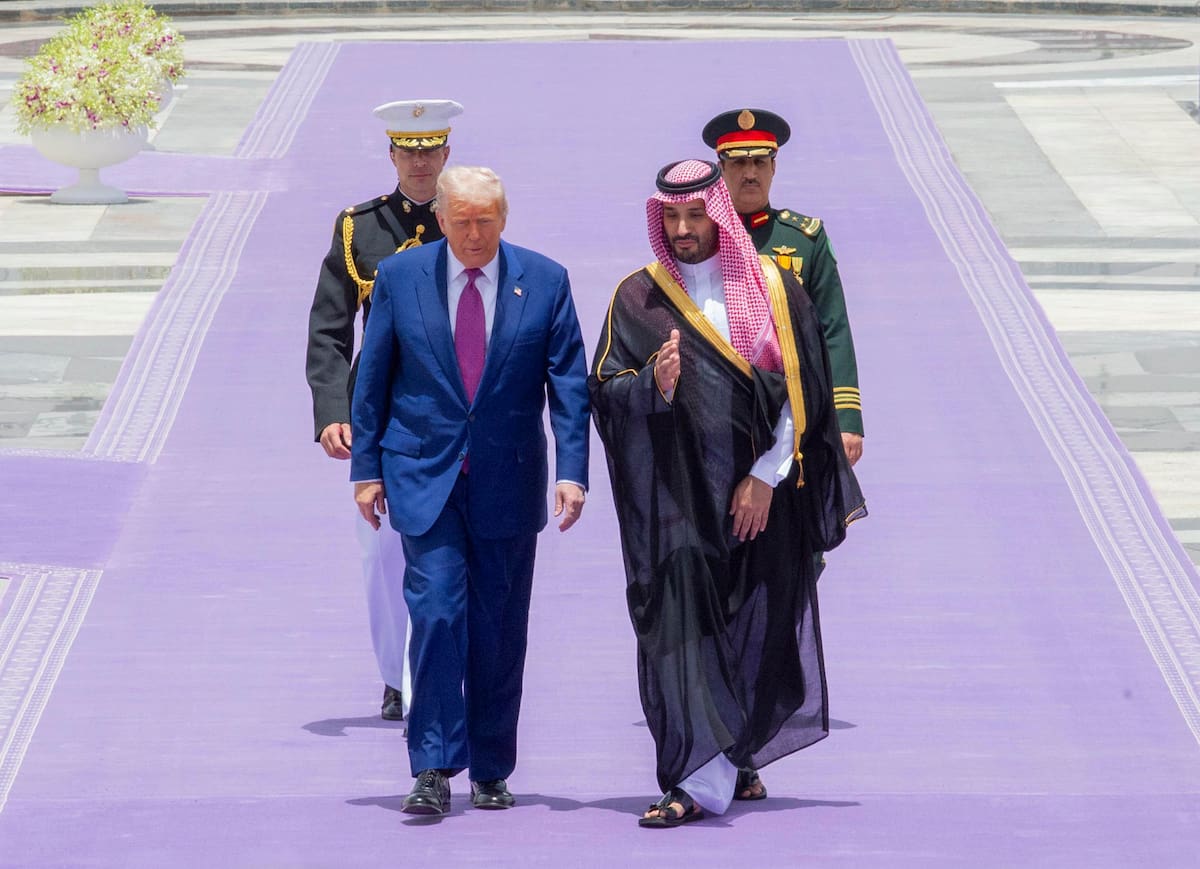 El presidente estadounidense, Donald Trump (i), es recibido por el príncipe heredero saudí, Mohammed bin Salman en la Corte Real del Palacio Al-Yamamah en Riad.Trump llegó este martes a Arabia Saudí, donde inicia una gira de cuatro días por los países del Golfo. | Crédito: EFE