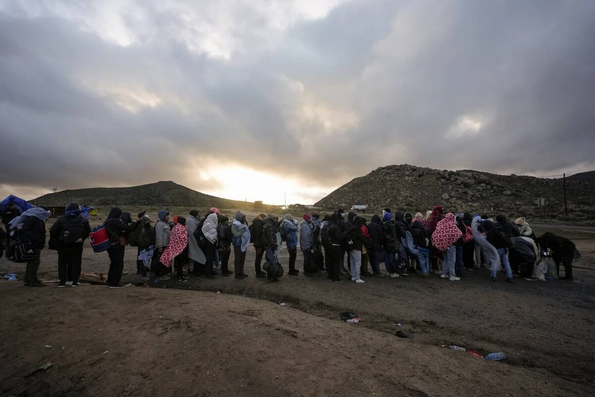 Fotografía de archivo. Migrantes esperando asilo tras cruzar la frontera. | Crédito: AP