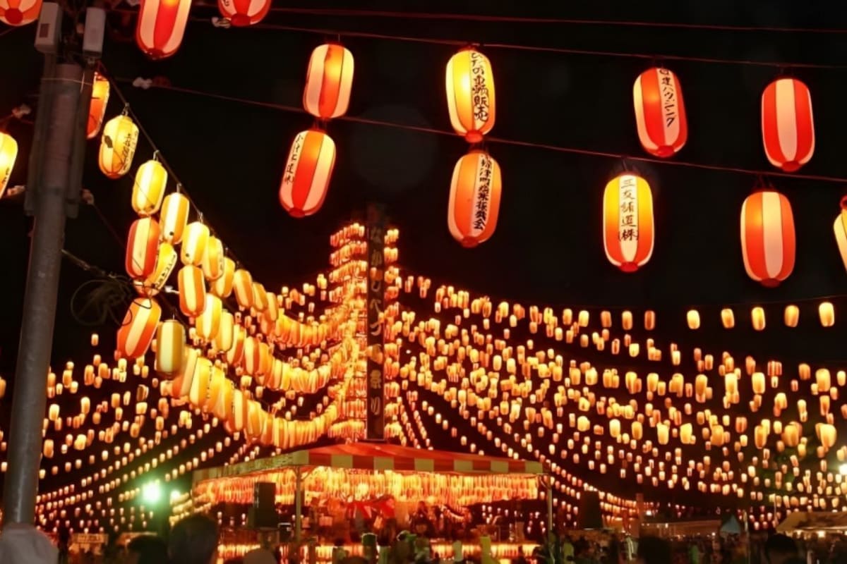 Mientras los mexicanos celebran el Día de Muertos en noviembre, en Japón lo hacen desde julio y con otro nombre