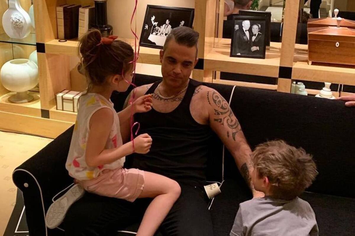 Robbie Williams muestra su faceta como padre durante cuarentena