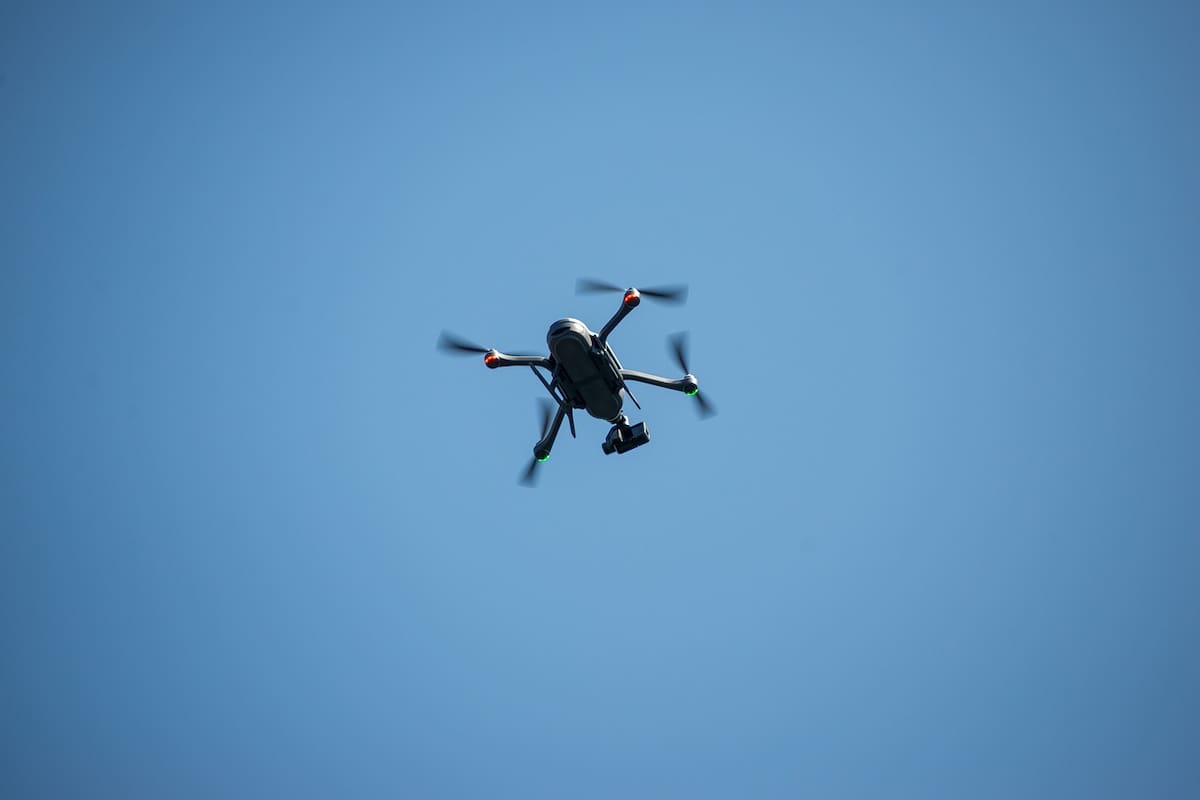 Mientras realizaban jornada solidaria, roban dron a benefactores