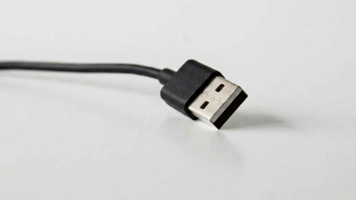 El cable USB-C puede conectarse en cualquier sentido, pero la calidad del accesorio y sus componentes internos pueden hacer que la carga sea más lenta según cómo lo enchufes y aumentar el tiempo que tarda tu dispositivo en cargarse