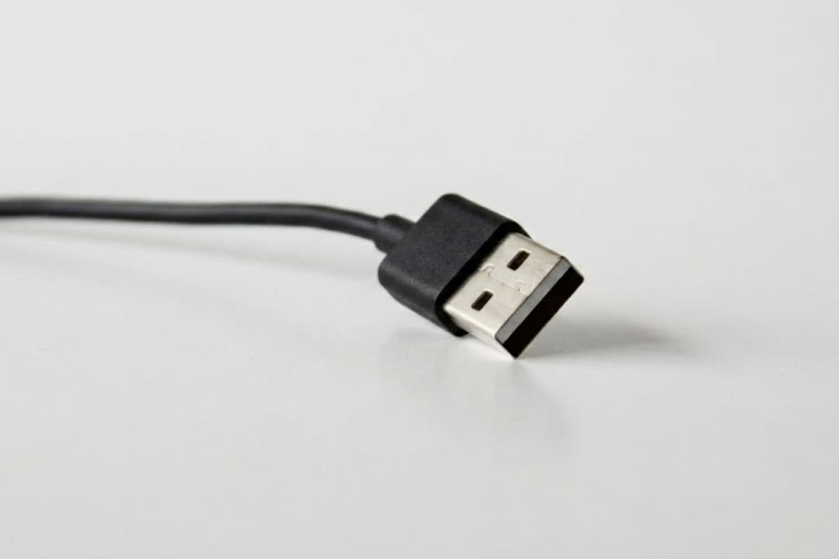 El cable USB-C puede conectarse en cualquier sentido, pero la calidad del accesorio y sus componentes internos pueden hacer que la carga sea más lenta según cómo lo enchufes y aumentar el tiempo que tarda tu dispositivo en cargarse