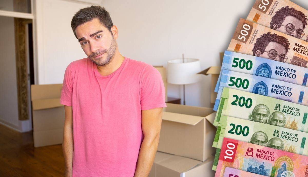 Un joven posa frente a cajas de cartón en su nuevo hogar, al tiempo que se ilustra un abanico de billetes del peso mexicano que representan los ingresos requeridos para independizarse. | Magnific, IA