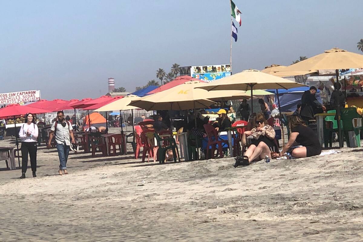 Acuden cientos de personas en día festivo a playas de Rosarito