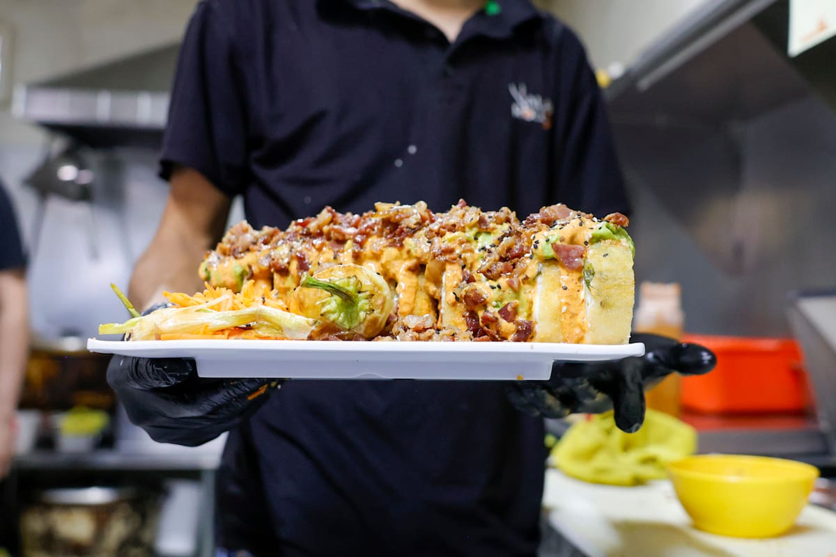 La tradición e innovación marcan el sabor de los rollos de sushi en Mexicali