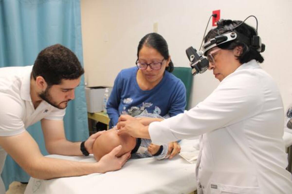 En el IMSS salvan ojo de bebé al realizar tratamiento en cáncer ocular