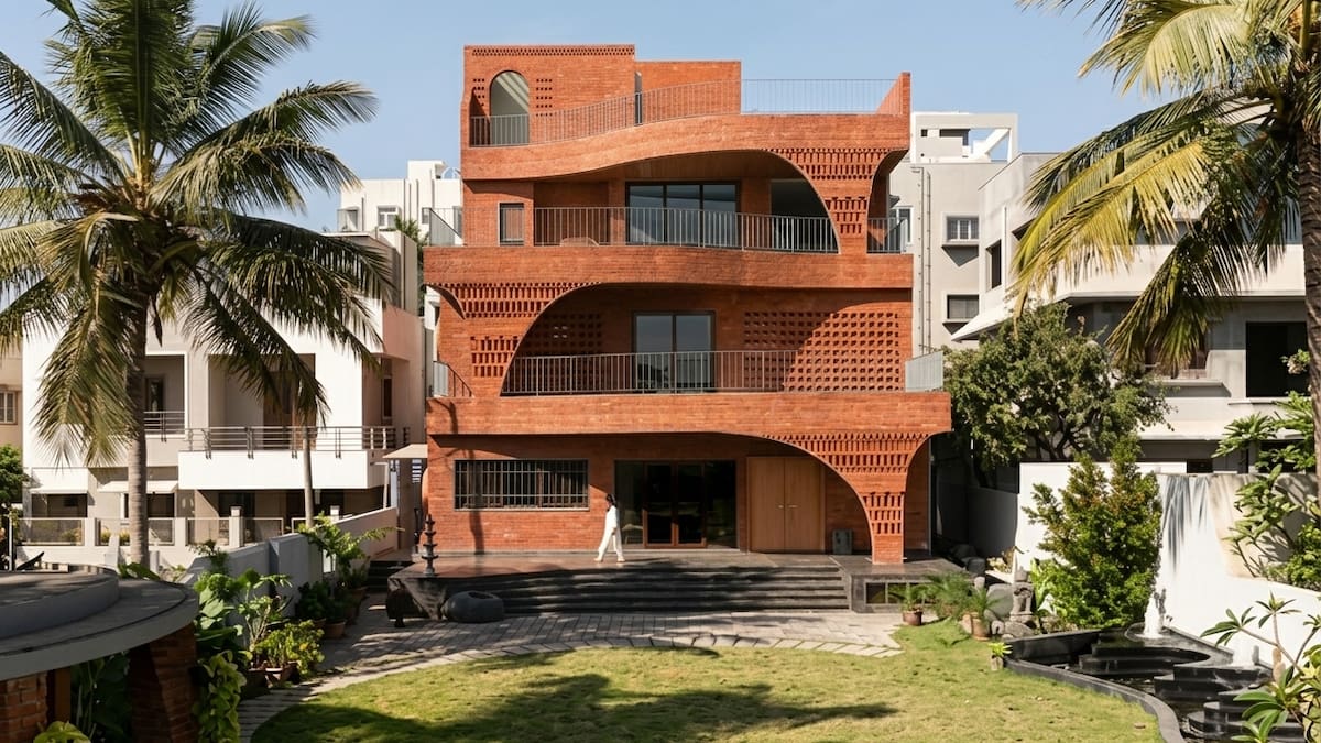 Esta casa en India se inspira en un hormiguero para combatir el calor mediante patios, muros perforados, sombra y ventilación natural, con el objetivo de reducir la dependencia del aire acondicionado
