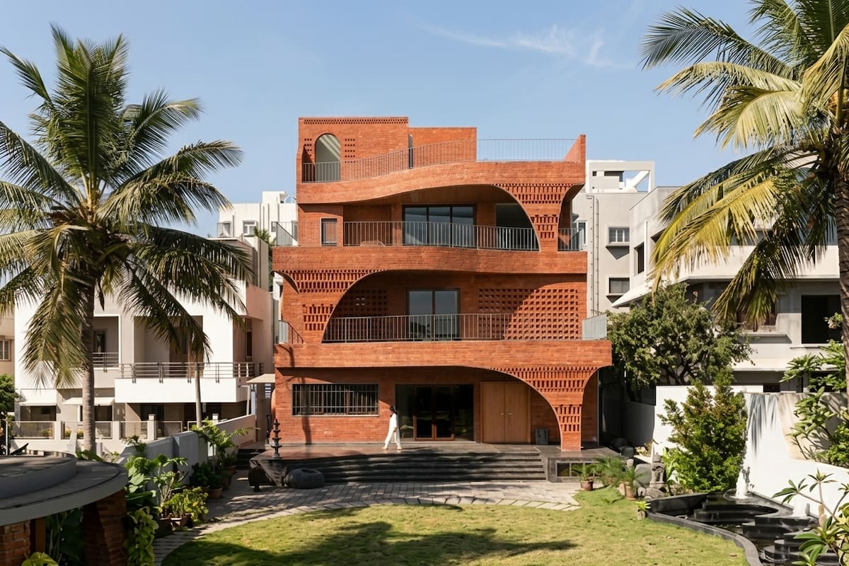 Esta casa en India se inspira en un hormiguero para combatir el calor mediante patios, muros perforados, sombra y ventilación natural, con el objetivo de reducir la dependencia del aire acondicionado