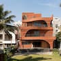 Esta casa en India se inspira en un hormiguero para combatir el calor mediante patios, muros perforados, sombra y ventilación natural, con el objetivo de reducir la dependencia del aire acondicionado