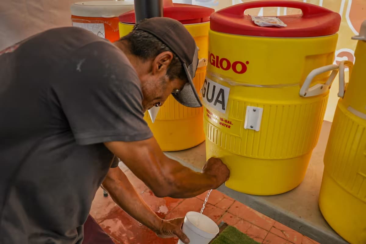Instalan puntos de hidratación en SLRC para enfrentar el calor extremo