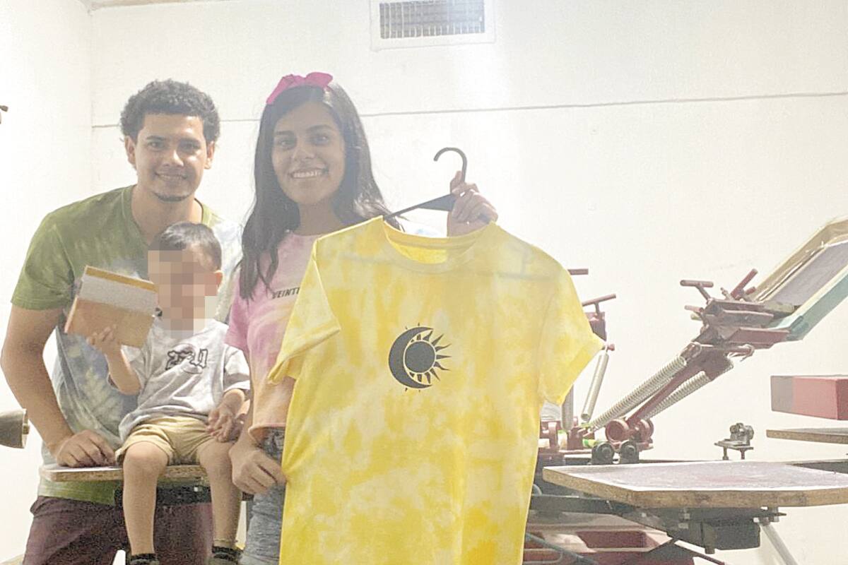 Emprenden negocio de camisetas como una forma de autoemplearse ante la contingencia