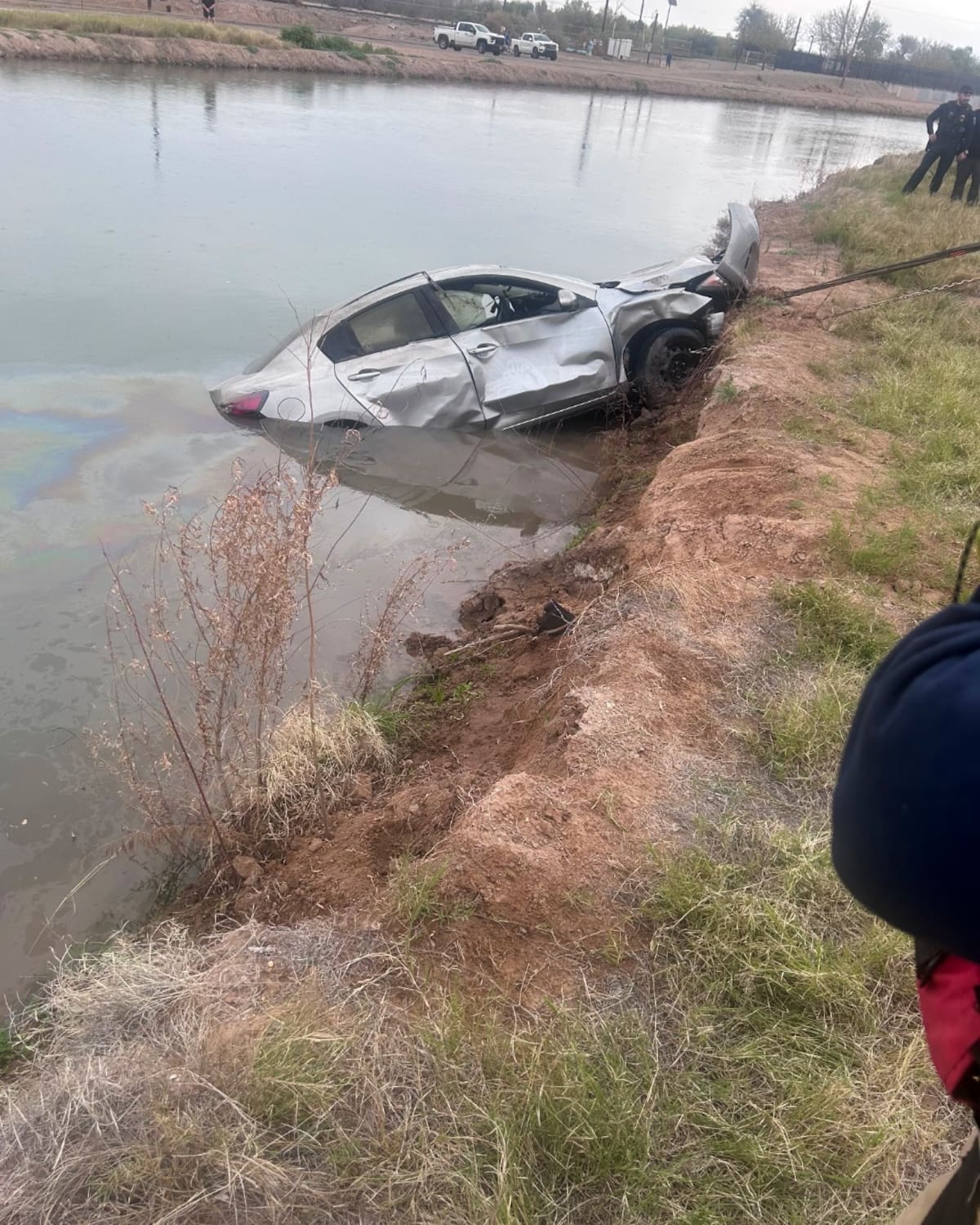 Bomberos acudieron al cruce de la avenida 10 Norte y calle Colorado Oeste, donde localizaron un sedán completamente dentro del agua. Foto: Cortesia