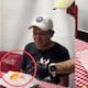 Restaurante sorprende a comensal con una creativa e inusual forma de servir el pozole que pidió