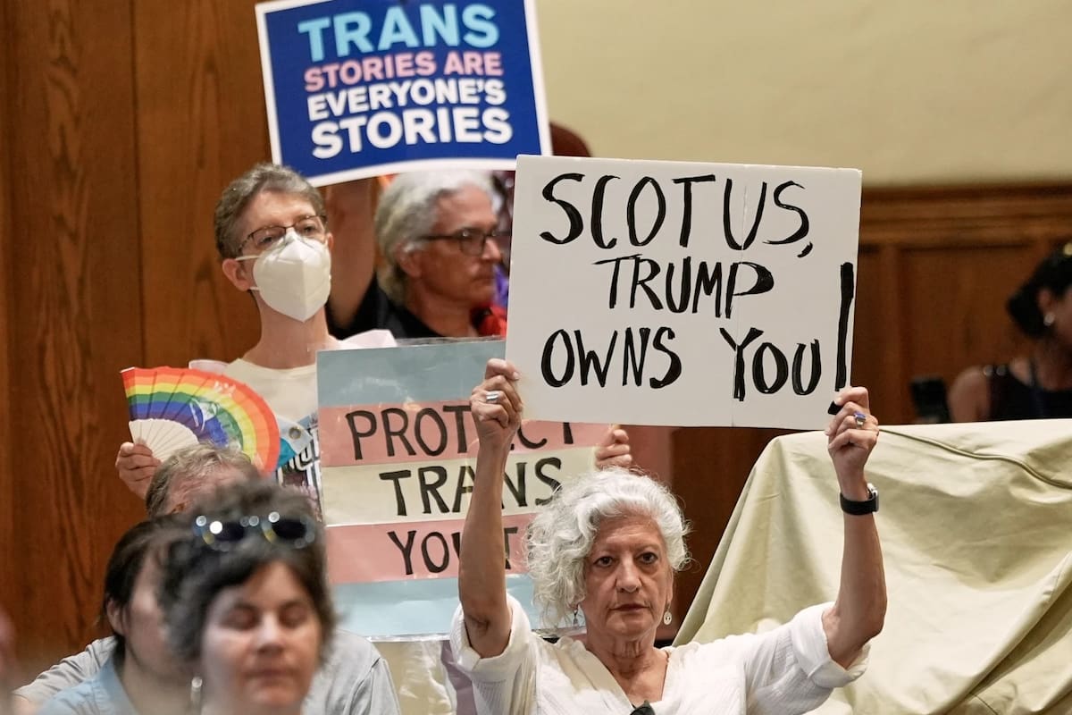 ARCHIVO. Defensores de los derechos de las personas transgénero se manifiestan en la Iglesia Luterana de la Reforma en el Capitolio, el miércoles 18 de junio de 2025, en Washington, después de que la Corte Suprema ratificara la prohibición de Tennessee de la atención médica de afirmación de género para menores transgénero, lo que representa un revés para los derechos de las personas transgénero. | Crédito: AP/Mariam Zuhaib