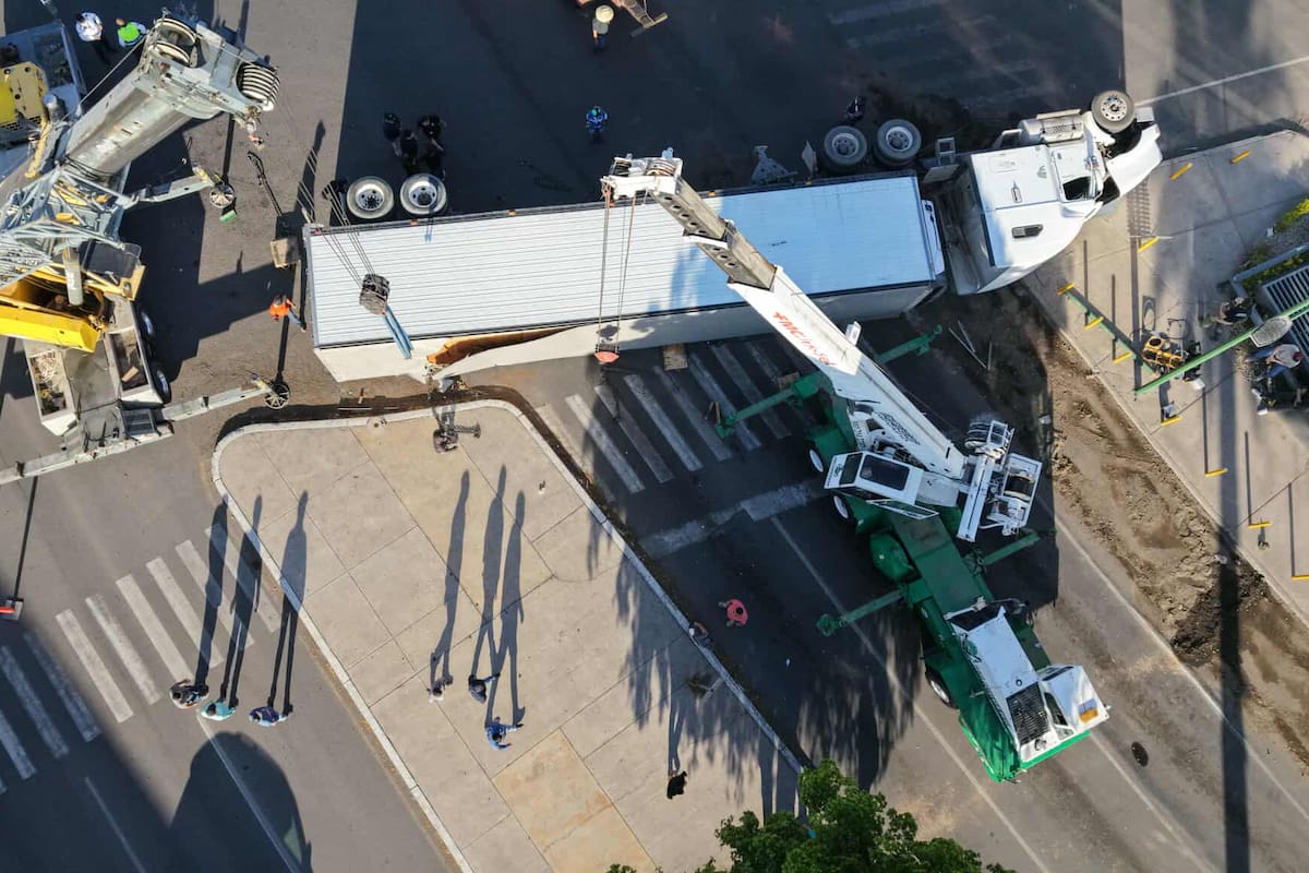 Siguen esfuerzos para levantar tráiler volcado en bulevar Rodríguez