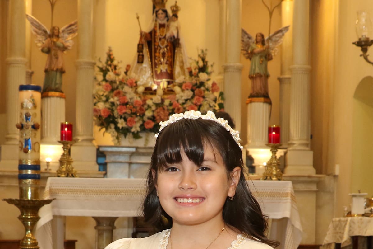 Renata Ledezma Orduño recibe el cuerpo y la sangre de Cristo