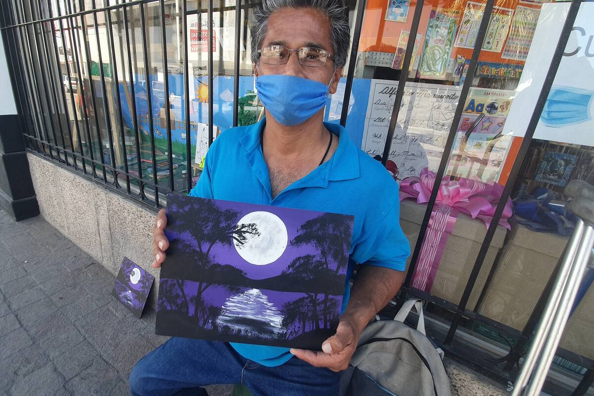 Vende cuadros para salir adelante
