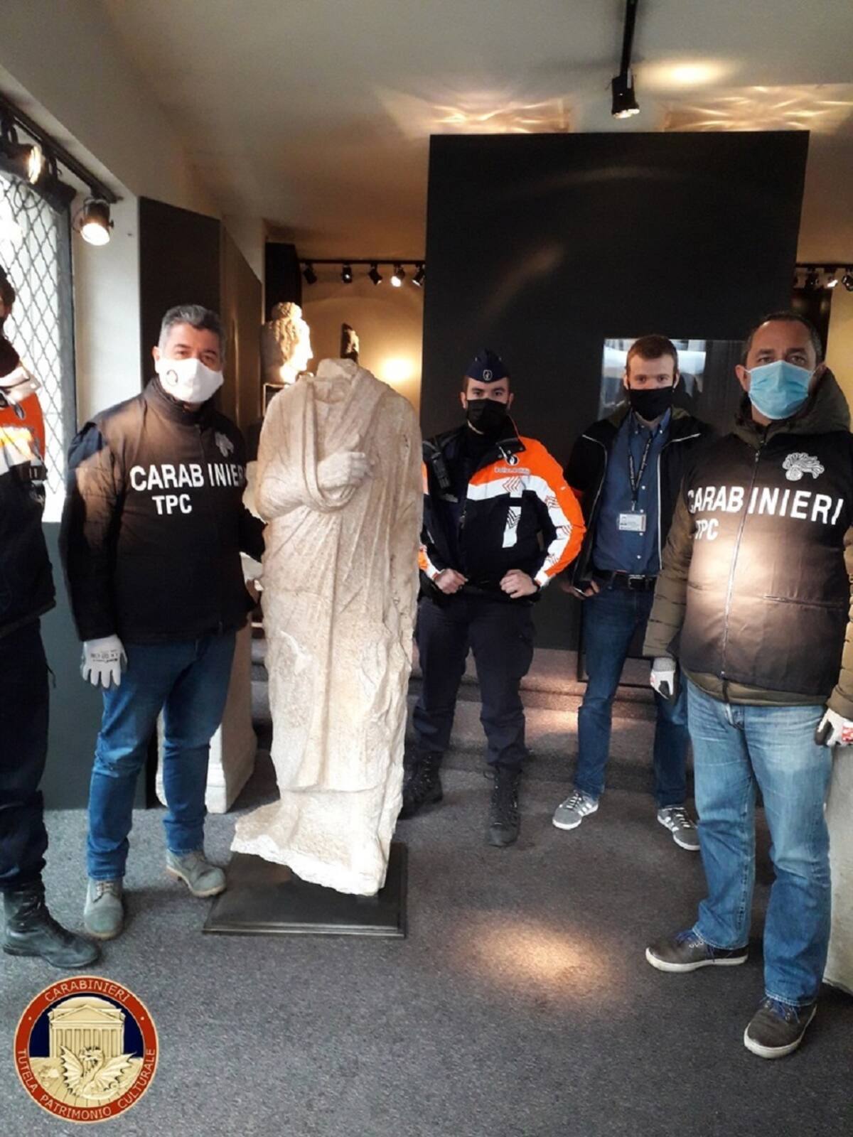 Agentes italianos recuperan una valiosa escultura romana del siglo I a.C robada hace diez años y localizada por casualidad en Bruselas por efectivos de los Carabineros. EFE/Foto cedida